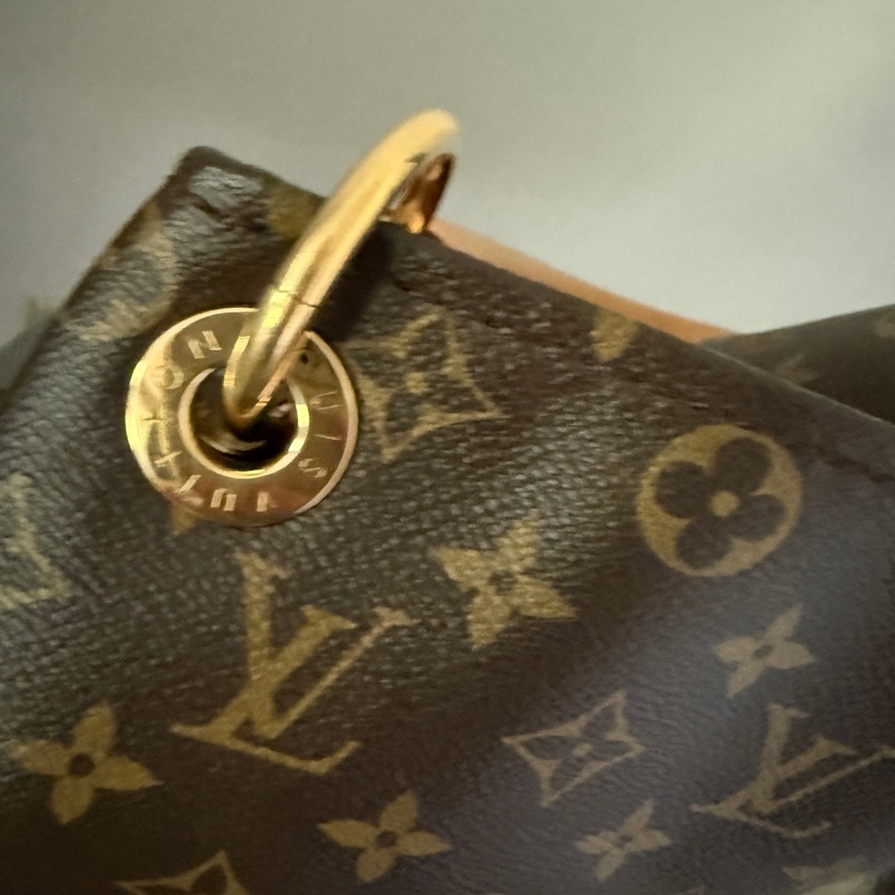 Louis Vuitton Artsy MM Monogram Hobo Bag ✨ - Picture 8 of 16